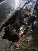Cratera engole carro em Ribeirão Pires após forte chuva
