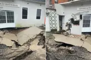 Cratera interdita dois imóveis em São Vicente após rompimento de tubulação