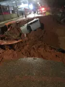Crateras engolem carros em Cajamar e Ribeirão Pires na Grande SP