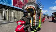 Criador do 'Tuc-Tuc Tuxaua' encanta turistas no Festival de Parintins
