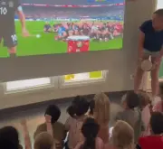 Crianças norueguesas imitam 'remada viking' e viralizam na Copa 2026