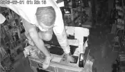 Criminosos invadem loja pelo telhado e furtam farmácia em Petrópolis