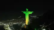 Cristo Redentor iluminado em verde e amarelo na véspera de Brasil x Escócia