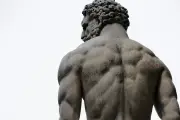 Crítica: 'Outras Guerras' expõe a crise da masculinidade em farol isolado
