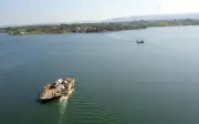 Demora em balsa gera filas e prejuízos no Sul de MG; ponte é assinada