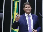 Deputado Mario Frias destinou R$ 154 mil a empresa investigada em contrato de Wi-Fi