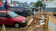Desabamento de casa abandonada na PB fere duas pessoas e atinge carros