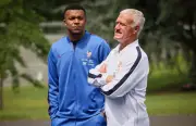 Deschamps defende Mbappé como centroavante e mira Copa de 2026