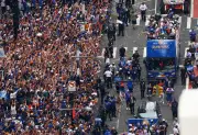 Desfile do título dos Knicks une Nova York em celebração histórica