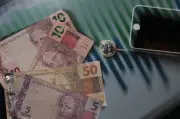 Dinheiro é maior fonte de preocupação para 42% dos brasileiros, aponta pesquisa