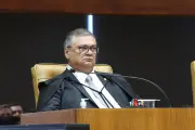 Dino mantém retirada de posts de vereador contra ex-prefeito de Manaus
