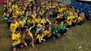 Diretor ensina música a alunos e torcida pelo Brasil viraliza