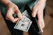 Dólar abre em leve alta com trégua entre EUA e Irã no radar