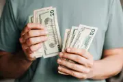 Dólar abre em queda com avanço nas negociações entre EUA e Irã