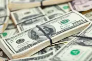 Dólar oscila com IPCA-15 e ata do Copom; petróleo cai com trégua em Ormuz