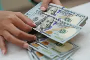 Dólar oscila próximo da estabilidade com alívio geopolítico