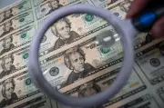 Dólar recua com alívio de risco geopolítico; investidor ignora tarifas dos EUA contra o Brasil