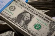 Dólar à vista inicia sessão em leve queda, apoiado pelo petróleo e guerra no radar