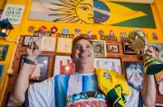 Dono de bar argentino na Mooca reforça segurança após viral e ameaças