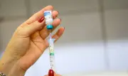 Dose zero da tríplice viral é recomendada para bebês de 6 meses