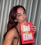 Dua Lipa inaugura biblioteca de livros censurados em Portugal