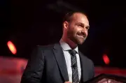 Eduardo Bolsonaro reforça críticas a Michelle e defende Flávio nas redes