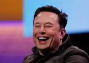 Elon Musk se torna o primeiro trilionário do planeta