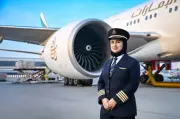 Emirates promove primeiras mulheres emiratis ao cargo de comandante de Boeing 777