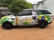 Empresário cola adesivo gigante de Neymar em carro de luxo