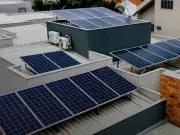 Energia solar reduz custos e atrai famílias brasileiras