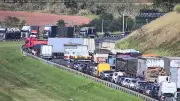 Engavetamento com carreta e dois carros interdita Bandeirantes em Campinas