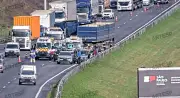 Engavetamento entre três carros e carreta interdita Rodovia dos Bandeirantes em Jundiaí