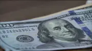 Entenda o que faz o dólar subir ou cair e os impactos no Brasil