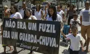 Erros fatais: objetos confundidos com armas pela PM no Rio