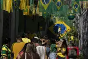Escadaria com bandeira do Brasil no Rio vira atração turística na Copa