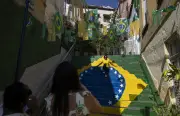 Escadaria da Bandeira do Brasil vira febre na Copa no Rio