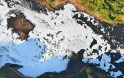 Espuma tóxica volta a cobrir o Rio Tietê em Salto após 11 dias