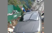 Estacionamento irregular atrapalha coleta de lixo em Petrópolis