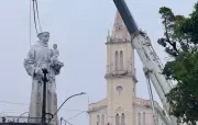 Estátua de Santo Antônio de 12 metros é instalada em Aracaju