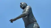 Estátua gigante de Pelé é inaugurada em Guadalajara, sede da Copa de 2026