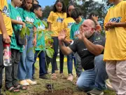 Estudantes plantam 100 árvores em ação ambiental em Macapá