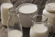 Estudo aponta leite de vaca superior ao vegetal para saúde óssea