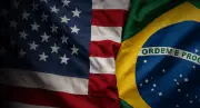 EUA ameaçam Brasil com tarifas, mas Ibovespa sobe e dólar cai