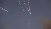 EUA bombardeiam Irã após queda de helicóptero; Teerã promete resposta