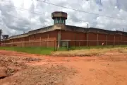 Ex-bombeiro condenado por feminicídio foge de presídio de segurança máxima em MS