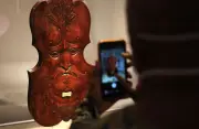 Exposição 'Corpos Musicais' no MET explora corpo humano como inspiração para instrumentos