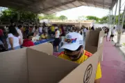 Extrema-direita vence na Colômbia: Abelardo de la Espriella supera Iván Cepeda em apuração preliminar