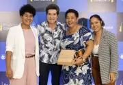 Fã de Daniel viaja 4h e chora ao ganhar rosa do ídolo em Gurupi