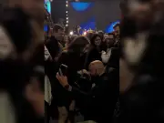 Fã é pedida em casamento ao som de 'Aliança' em show de Marisa Monte