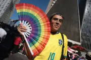 Famílias celebram na Parada LGBT+ em SP; projeto quer proibir crianças